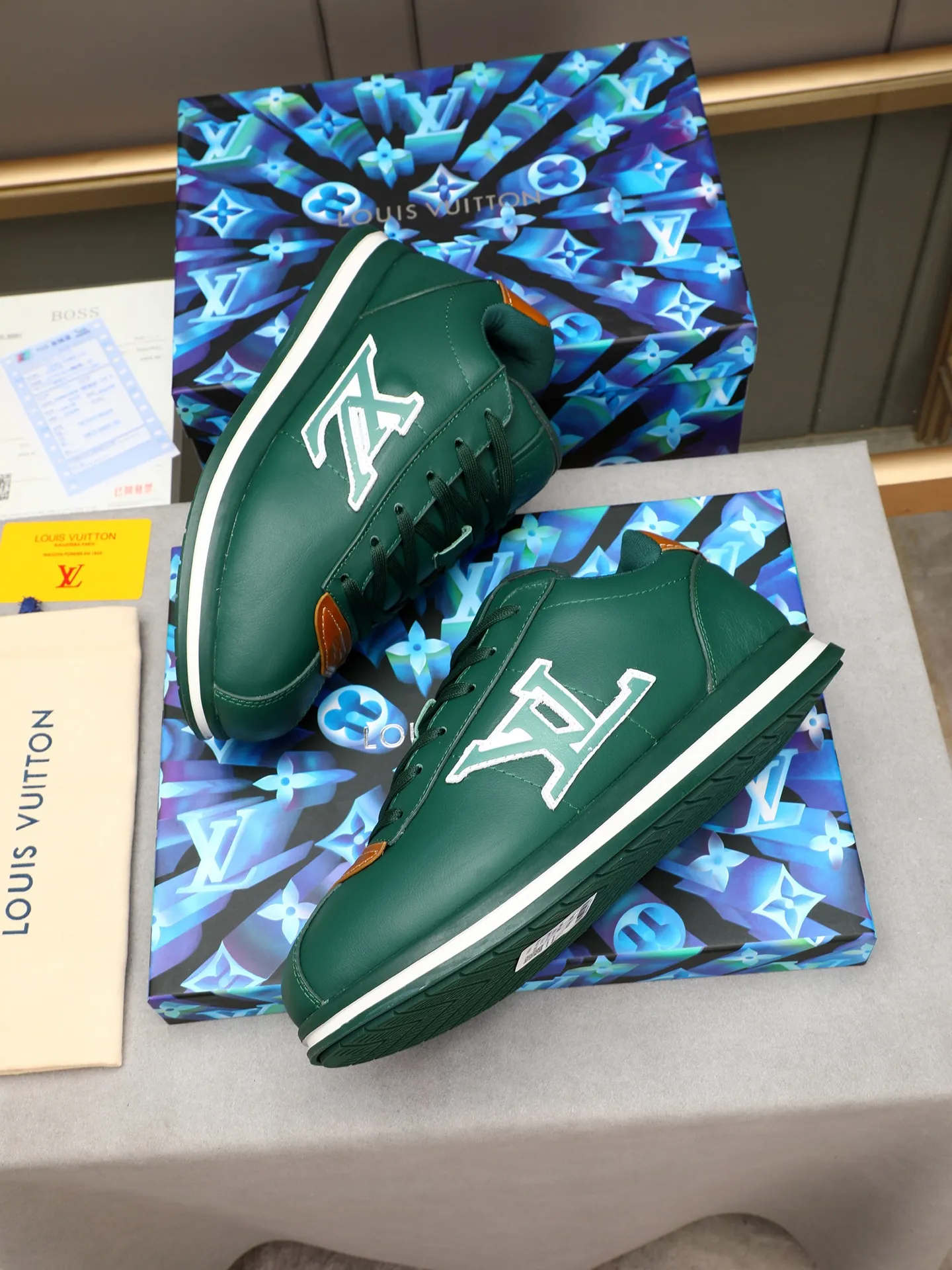 Men's Men's Shoes 💰500 LV Louis Vuitton L Jialu Brand Runner Tatic Series Thick-soled Casual Sports Shoes Running Shoes Original purchase, development, production This LV Runner Tatic sports shoe combines technical materials such as mesh fabric and ribbons to interpret the inspiration of traditional mountaineering shoes. LV letters are written on one side, the lariat buckle of the quick lacing system is embellished with Monogram flowers and Louis Vuitton logos, and the light and wear-resistant rubber outsole completes the whole. ▪️Fabric: Original imported cowhide + mesh ▪️Inner lining: Original customized breathable mesh ▪️Sole: Original open-molded anti-slip rubber combination material ▪️Size: Men's 40-44 (45 46 customized)